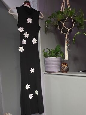 White Flowers Details Bodycon Black Sleeveless Maxi Dress
